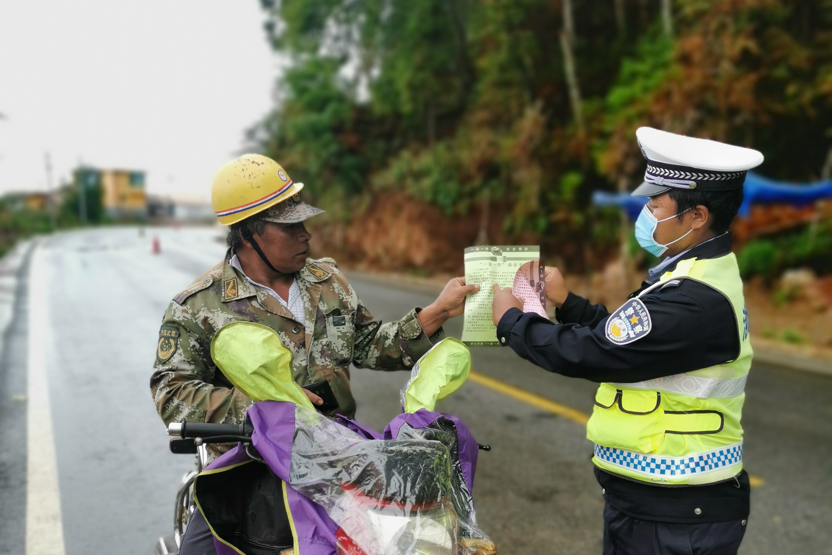 云南临沧沧源交警大队班洪中队开展“一盔一带”安全守护宣传活动