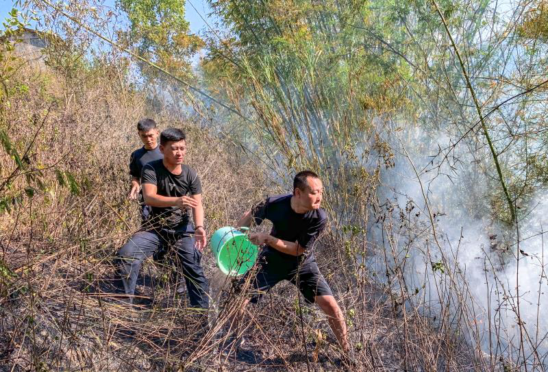 云南普洱：辖区突发火灾  民警及时救援