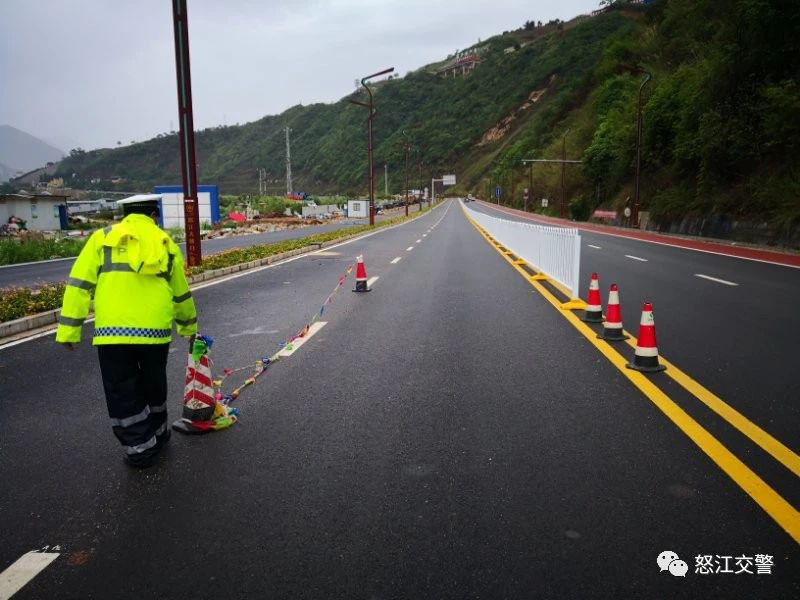 云南怒江公安交警部门推进国省干道设置中央隔离栏和支路接入主路口“坡改平”工作成效显著