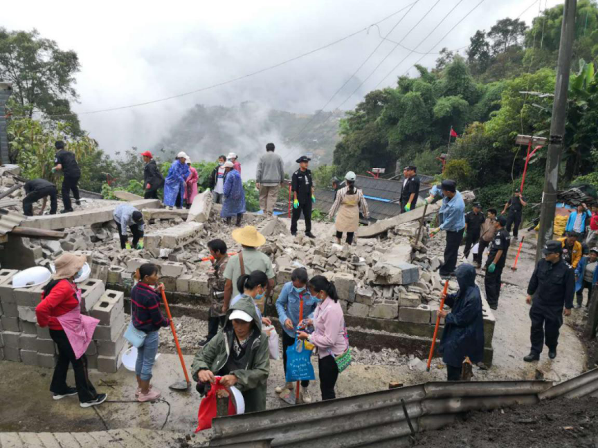 云南怒江泸水市公安局全警下沉决战脱贫攻坚 全面提升挂联村人居环境