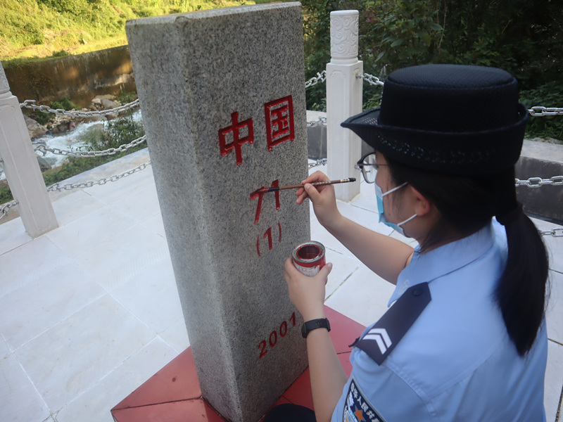 云南红河：照亮警徽的界碑红