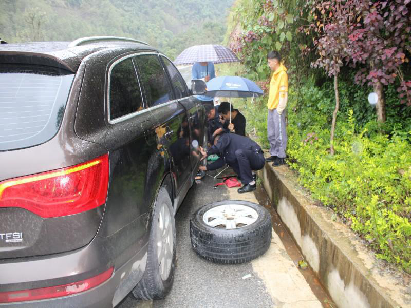 云南怒江：民警路遇故障车辆，及时救助获好评！